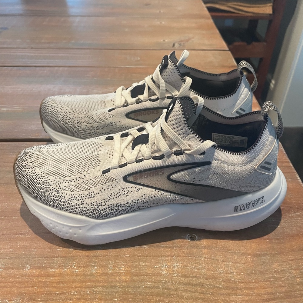 Brooks Women’s White and Gray Glycerin 21 Stealthfit  Running Shoes